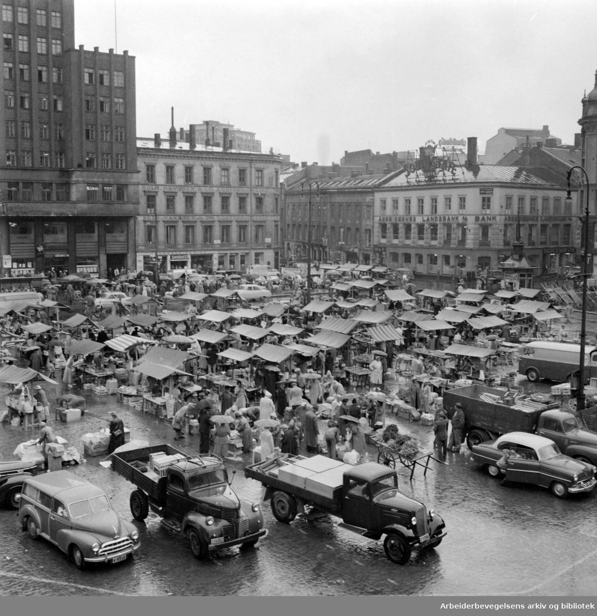 Youngstorget i regn. Juli 1957