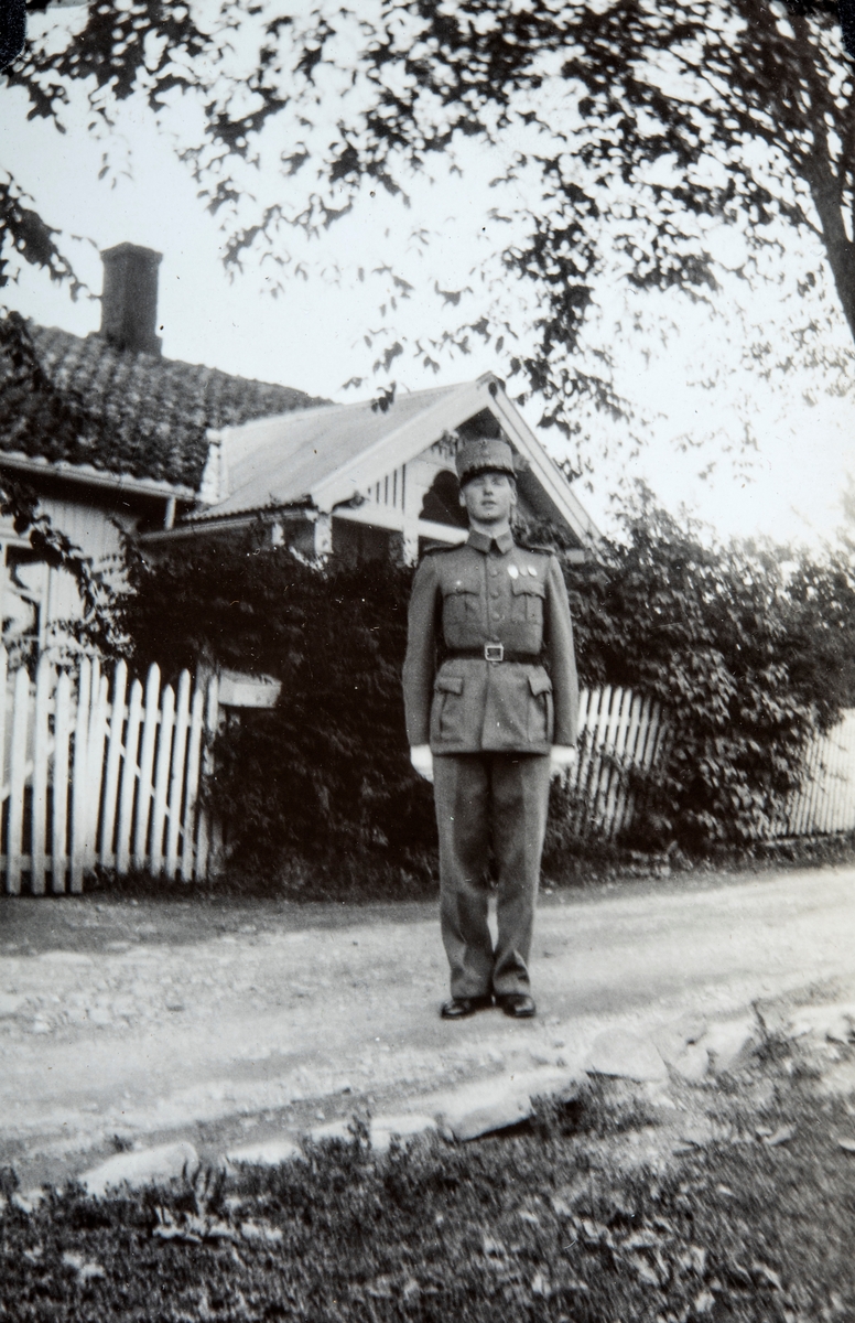Birger Lindewall med militær uniform utenfor Vestre Gulkunrud, Ottestad, Stange.