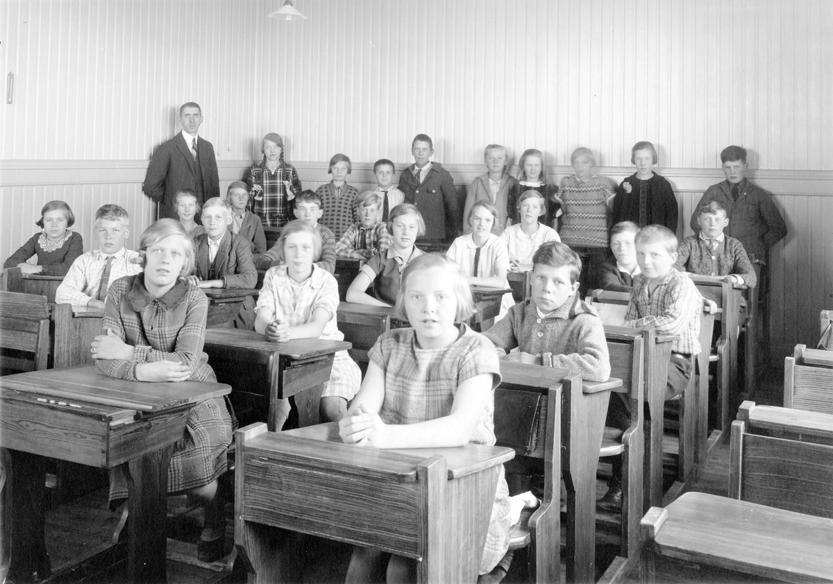 Centralskolan. Lärare med elever i ett klassrum.