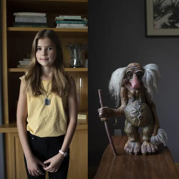 Utstillingen "Opphavstegn" på Norsk utvandrermuseum. Fotografi med jente og en skulptur av et troll fra norske eventyr