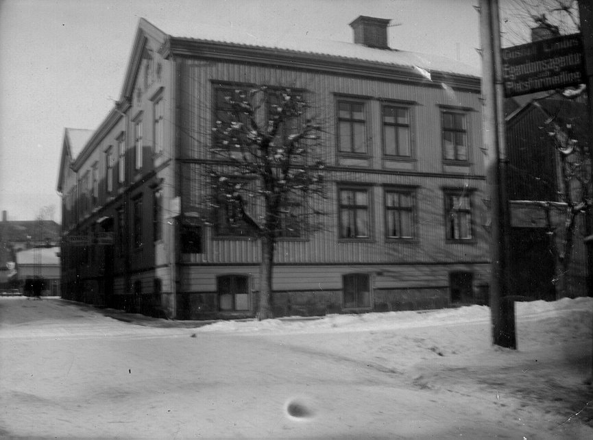 Korsningen Lilla Brogatan - Lilla Kyrkogatan med kvarteret Pan före år 1916.