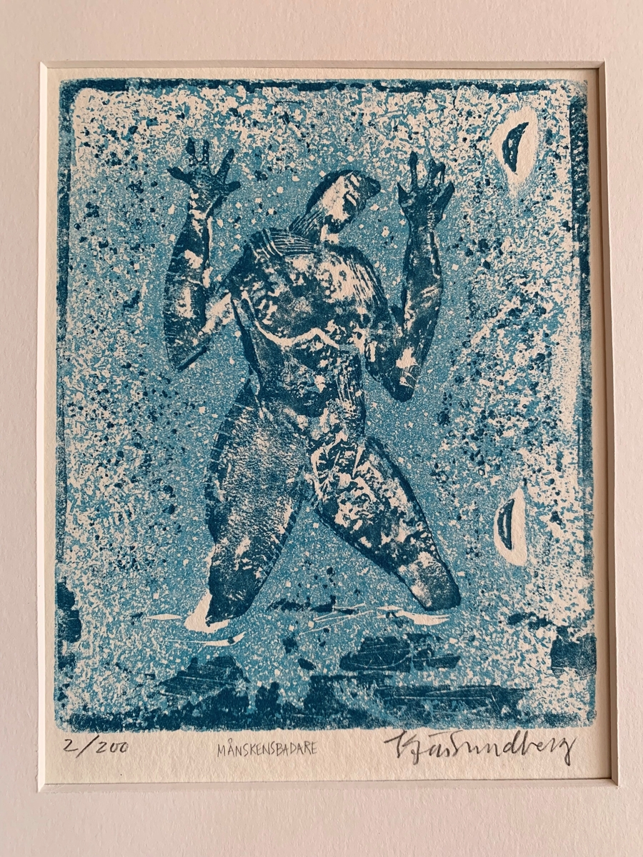 Färgträsnitt i blå toner föreställande människa stående med vatten upp till knäna, uppsträckta armar.