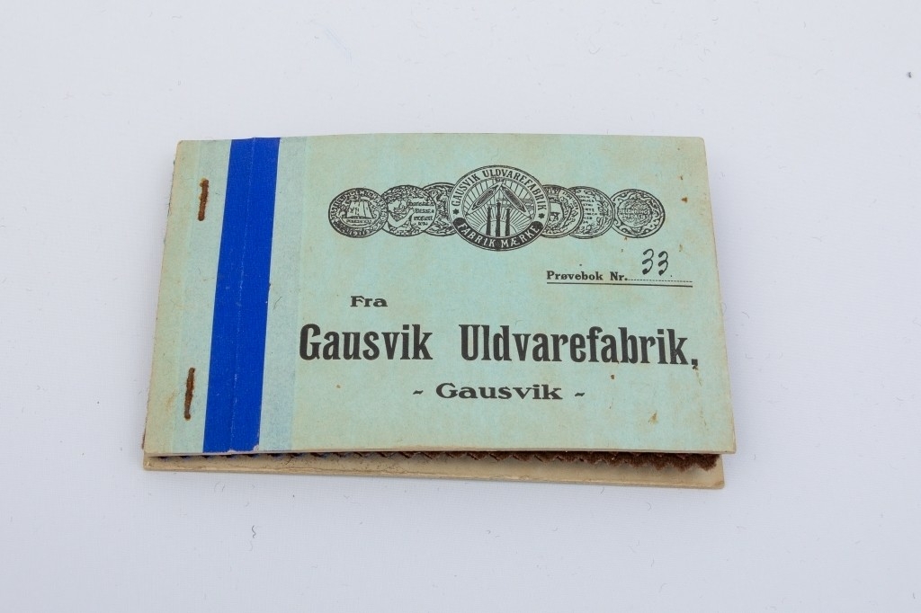 En samling av stoffrpøvebøker fra Gausvik Uldvarefabrik

Små nummererte prøvelapper heftet sammen mellom to stive pappermer. Prøvebøkene er nummererte og gir en kort beskrivelse av stoffene og pris.