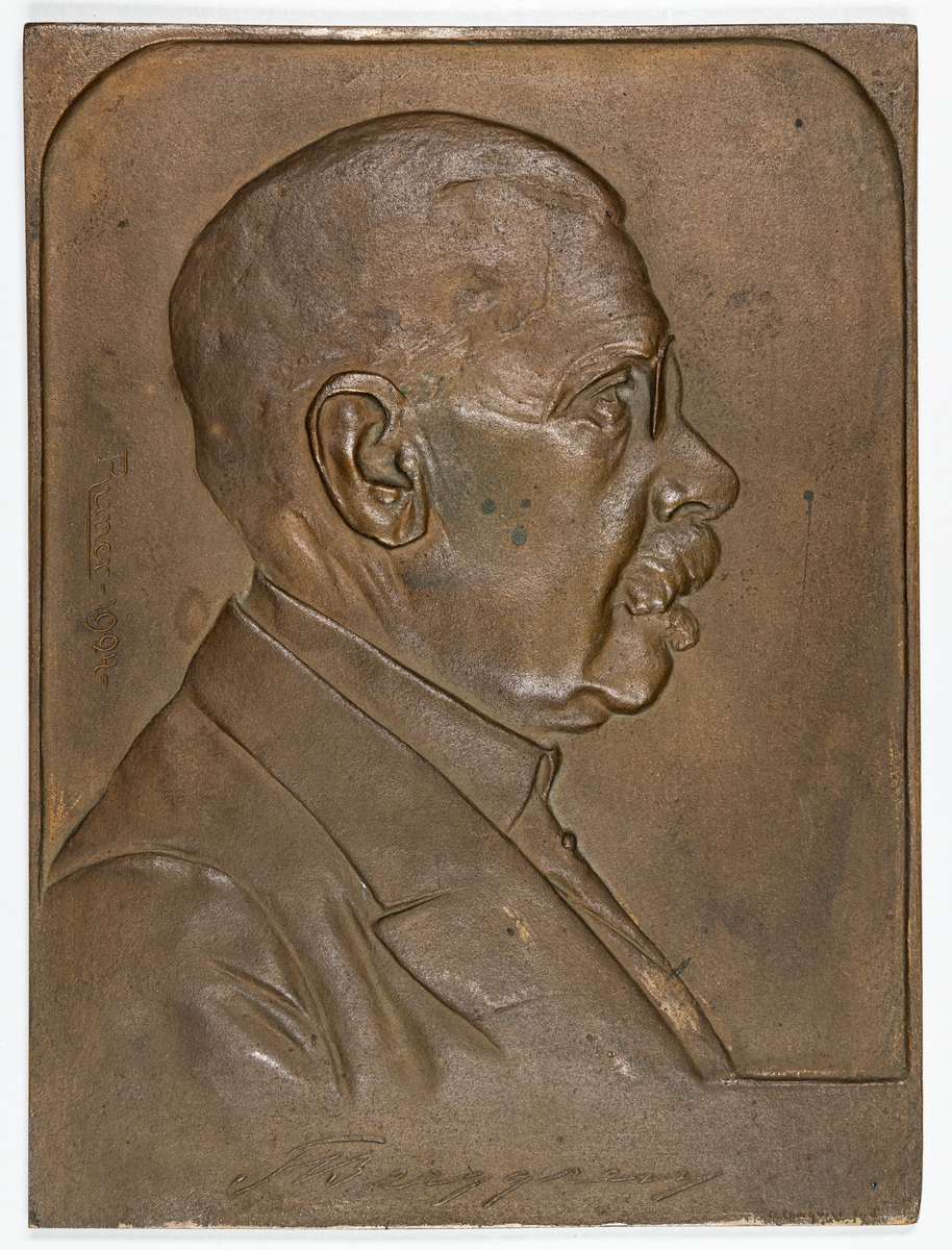 Av brons, föreställande F. Berggren. Signerad Runer 1924.