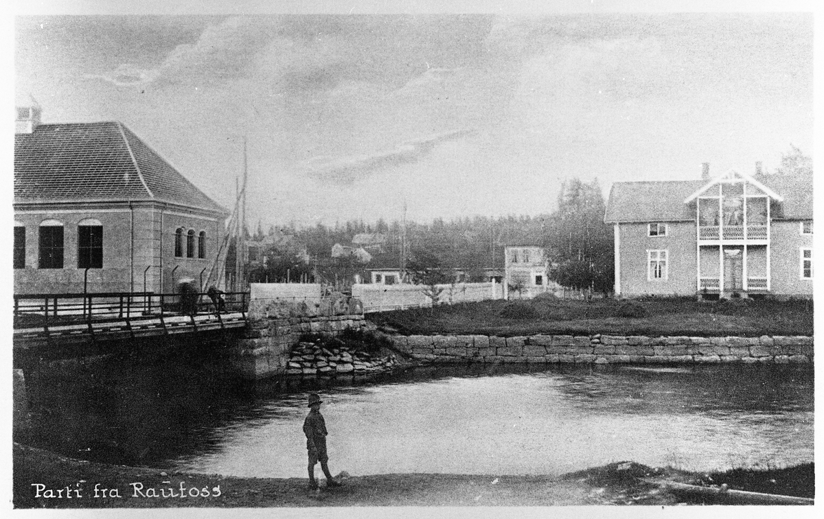 Rafoss sentrum 1921. Bildet viser gymnastikksalen, murene til ny skolebygning, Brubakken lengst til høyre.