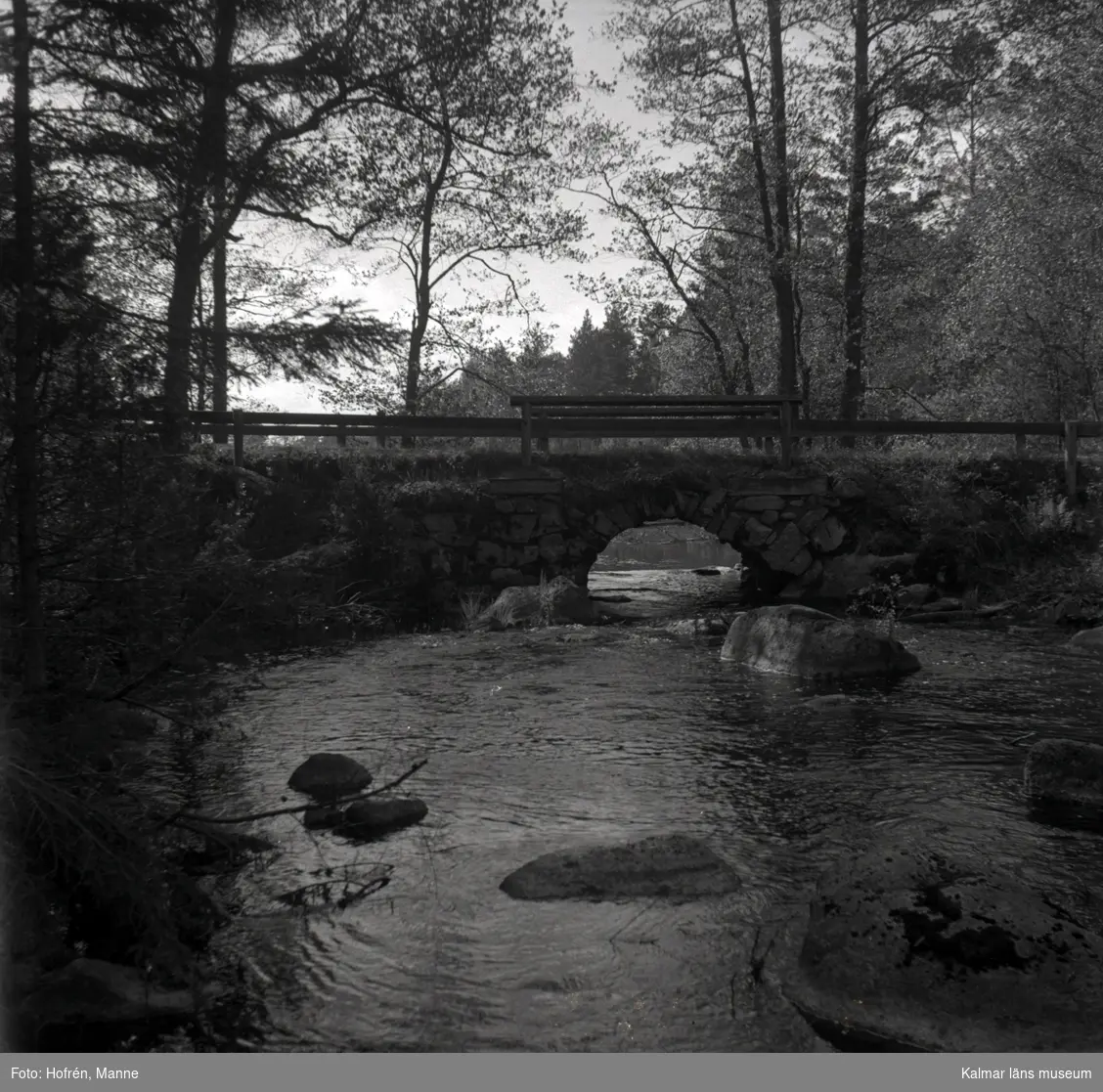 Stenvalvsbron över Kvarnsjöns utloppså vid vägen Tuna-Vena. Kallmurad bro med ett valv.