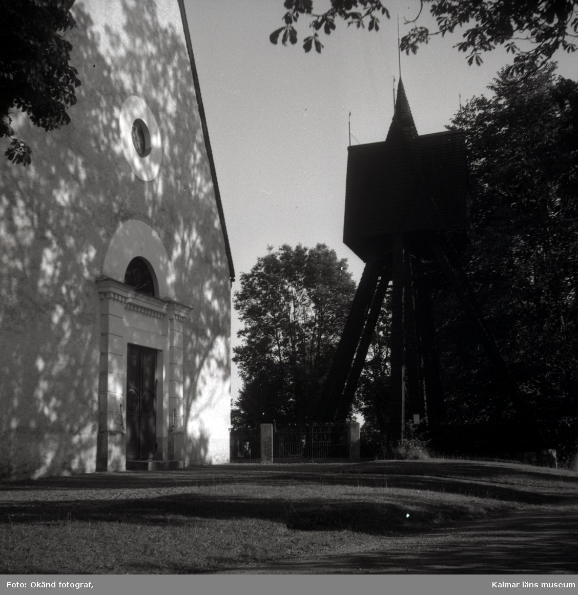 Mortorps kyrka och klockstapel.