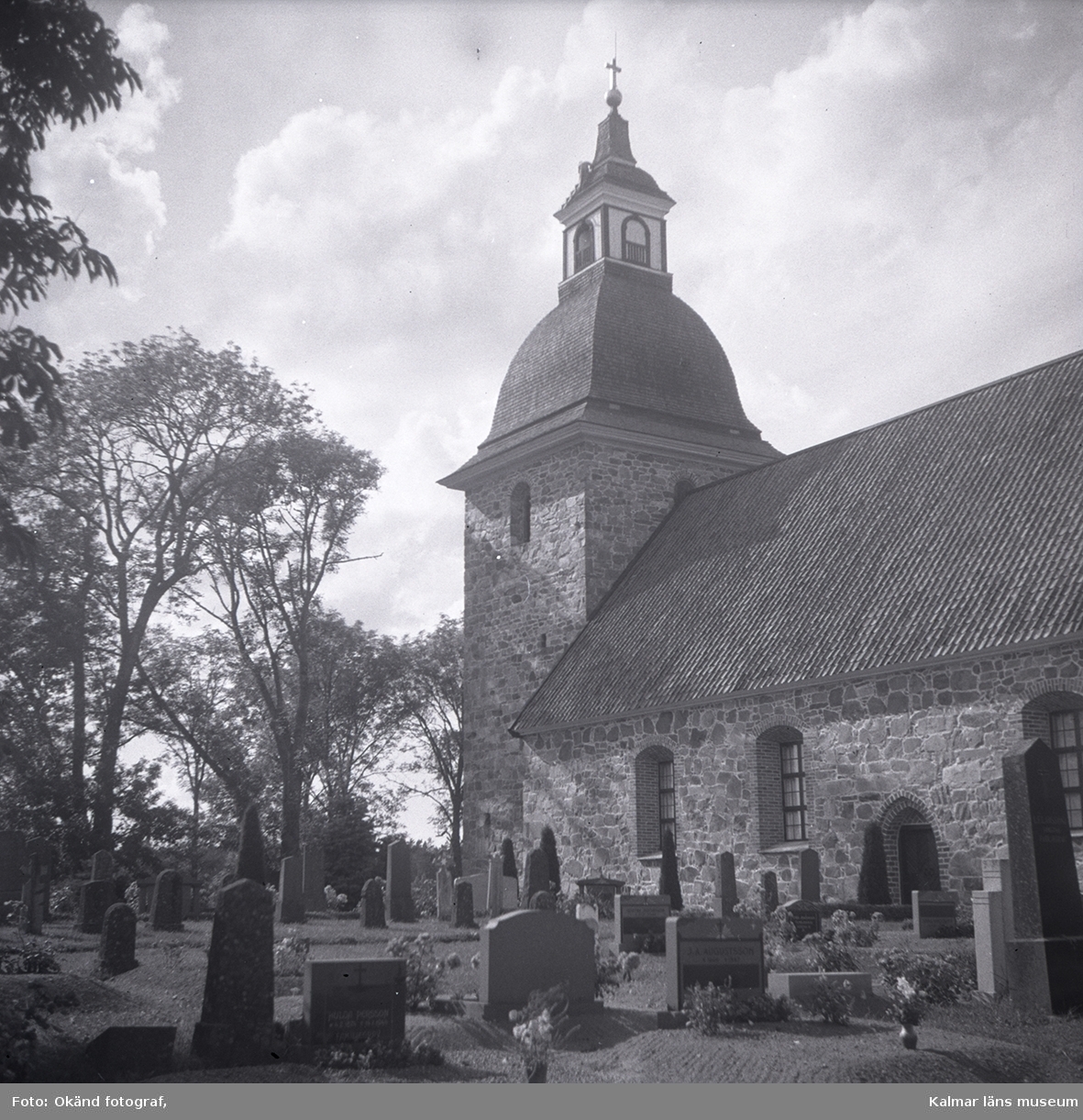 Bilder på Törnsfalls kyrka och kyrkogård.