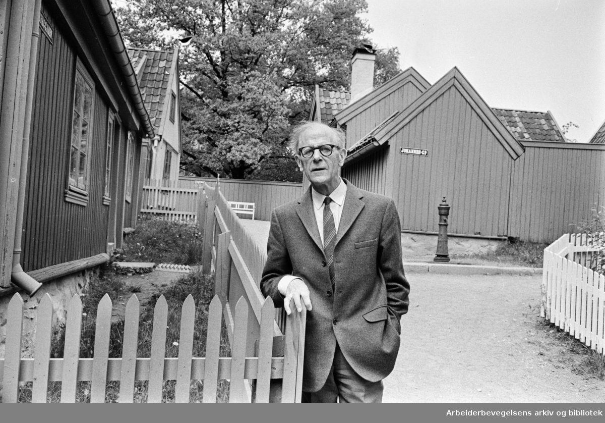 Direktør og museumsmann Anders Reidar Kjellberg på Norsk Folkemuseum. Bygdøy. Gamle Enerhaugen. Juni 1973
