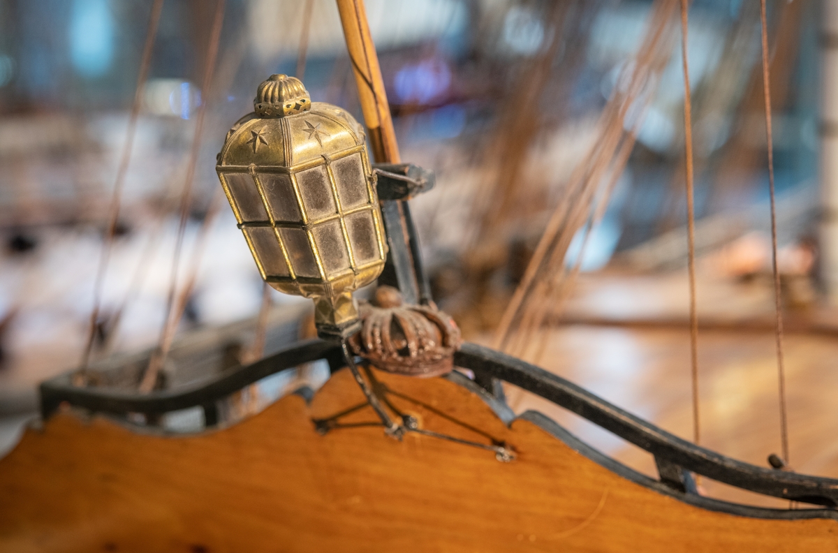 Modell av fregatt av Bellona-typ i Sjöhistoriska museets utställning Klart skepp. Akterlanterna.