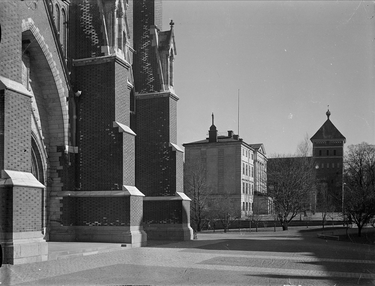 Uppsala domkyrka, Dekanhuset och Helga trefaldighets kyrka i bakgrunden, Uppsala