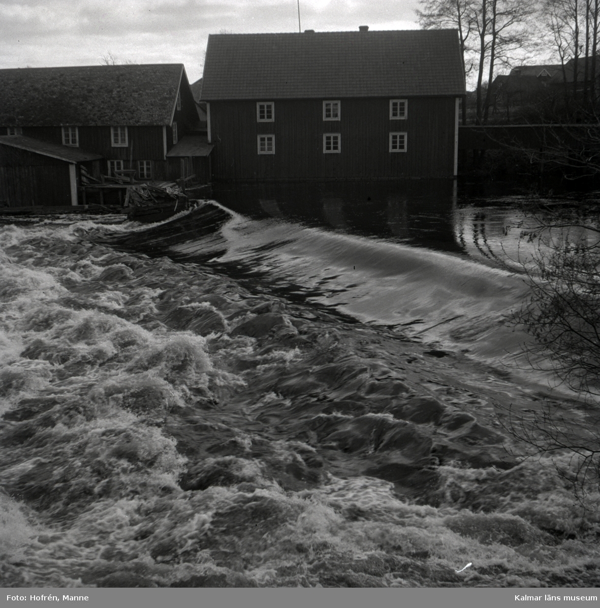 Översvämning i Broholm. Stenvalvbro med tre valv.