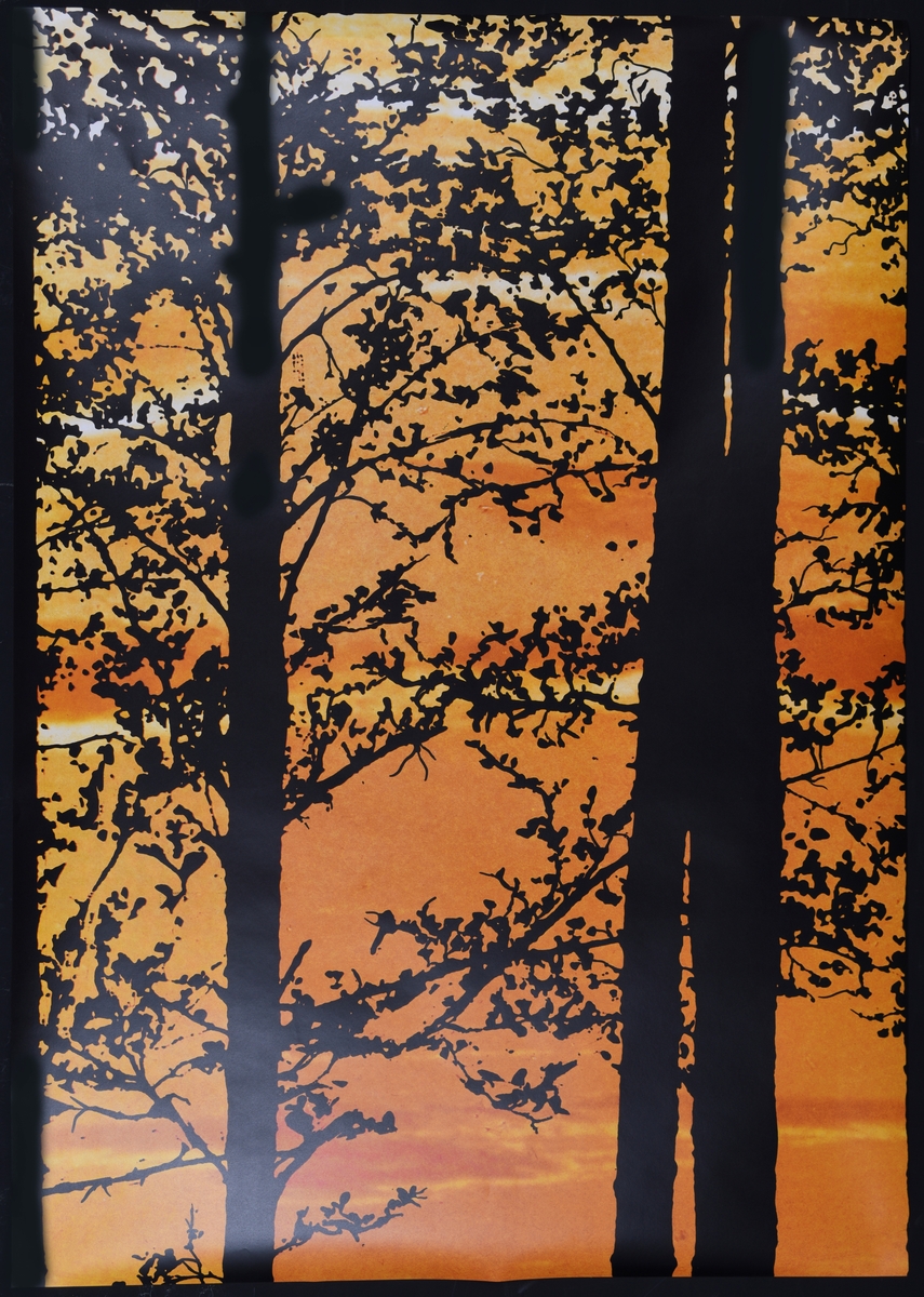 Rull med et sett med 8 plakater fra 1970-tallet som tilsammen danner et samlet motiv. Sorte silhuetter av trær på oransje bakgrunn. Ligger sammenrullet i en sylinderformet boks. Bruksanvisning og pose med lim medfølger.