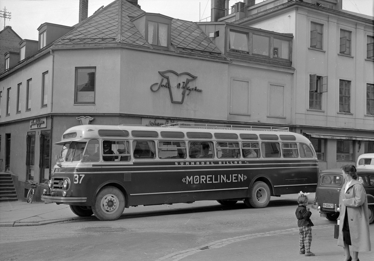 Buss fra Surnadal Billag A/S utenfor slakterforretningen til Johan O. Helgesen