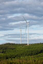 To av de tretten vindturbinene som i 2019-2021 reises på Kjø