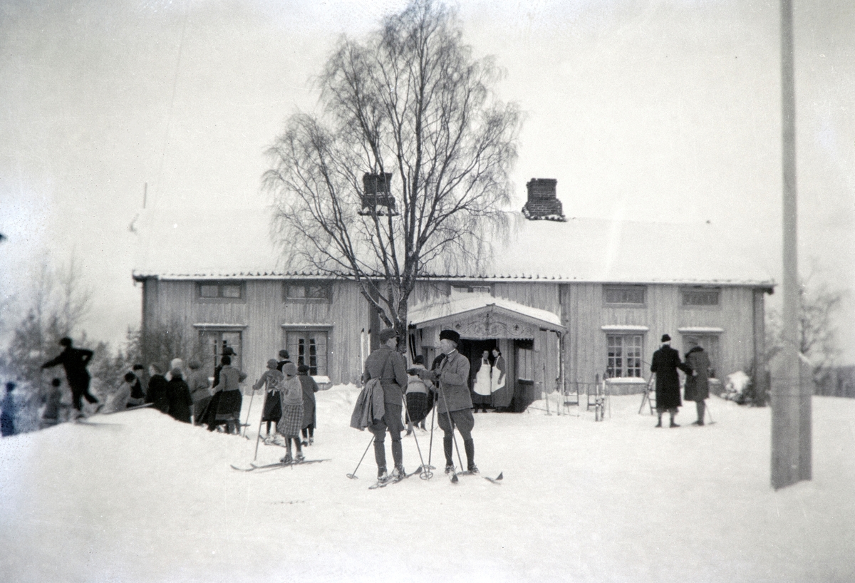 Militærøvelse i Romedal 1937. Vinterøvelse. Kronprins Olav var tilstede under øvelsen. Vinter, snø, ski, militæret.
Damene som står i døråpningen på hovedhuset ved Haukåsen, er fra venstre Hedvig Sjøli Fossen og Nina Sjøli