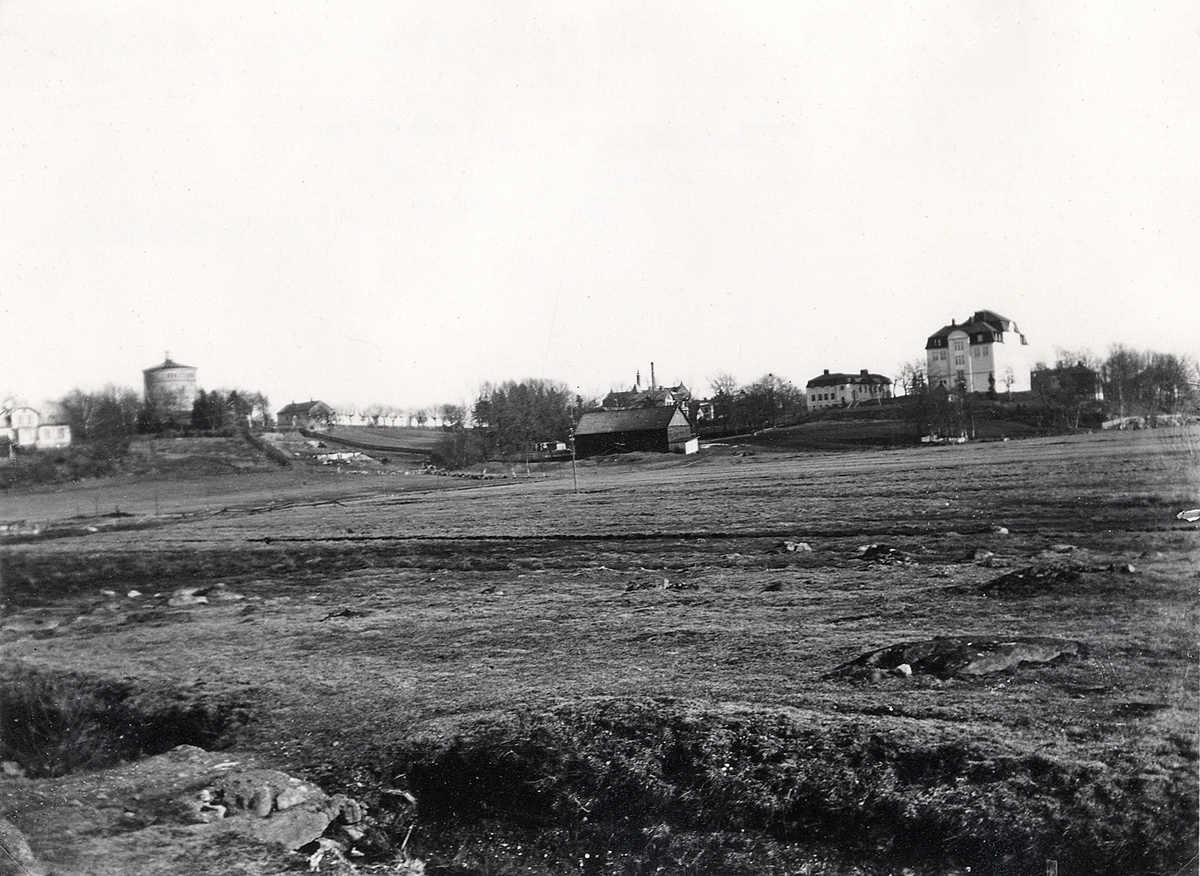 Spetsamossen, Växjö, ca 1912-14, mot nordost. Till vänster syns Ringsbergs gård, följt av vattentornet, Hovsbergs gård, bryggeriet på Kristineberg och därefter dåv. seminariet (nuvarande Ringsbergsskolan).