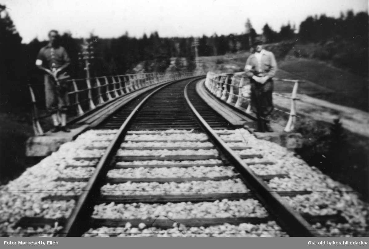 Jernbanespor, Tomte i Varteig. Fra venstre Oddvar Vevling og Peder Sandaker holder vakt, det var en tysk forlegning i nærheten, og det var fare for at brua skulle sprenges. Bildet er fra 9.-10. mai 1945.