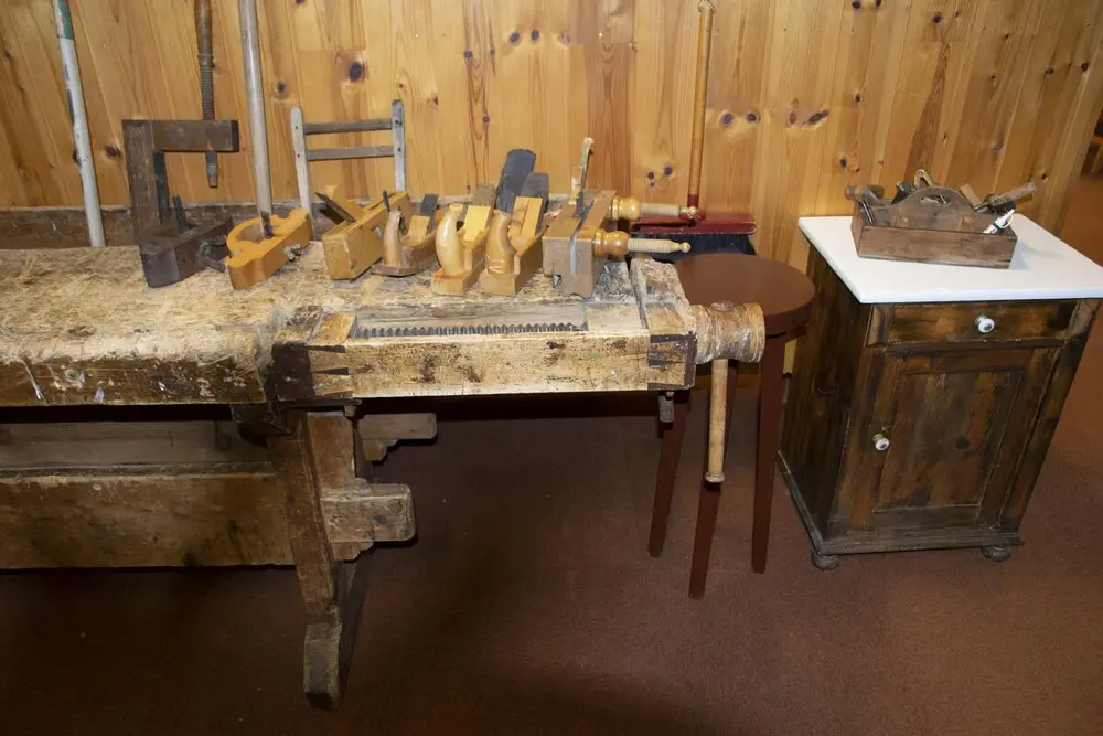 snekkerutstyr fra utstilling vingelen kirke og skolemuseum