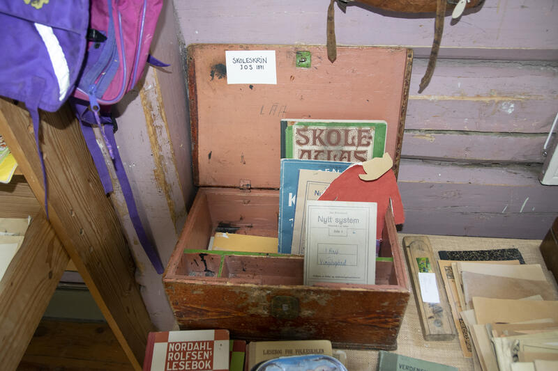 kasse med bøker fra omgangsskole fra skoleutstilling i Vingelen kirke og skolemuseum