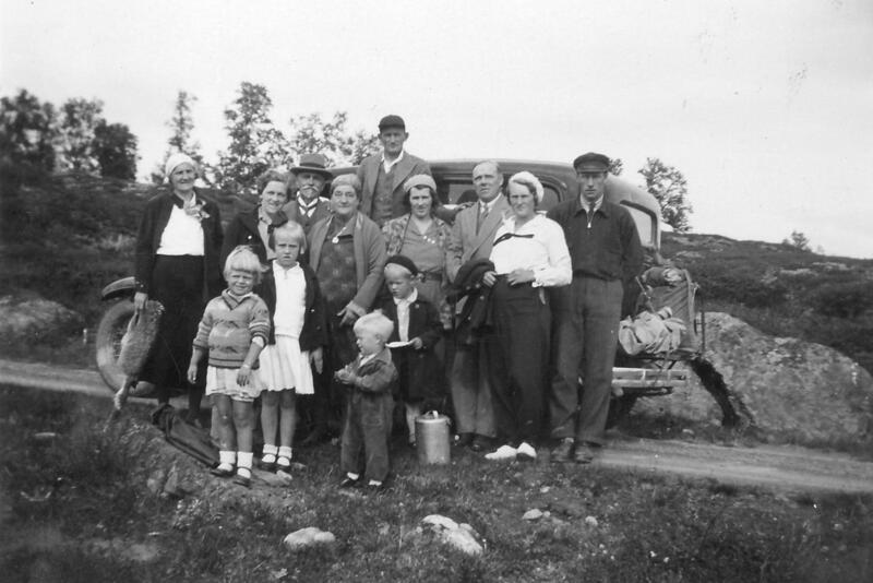 Gjeltensetra, Folldal. Familien Dhælie er på utflukt, og Leif Øyen er sjåfør.  Foto: Anno Musea i Nord-Østerdalen. (Foto/Photo)