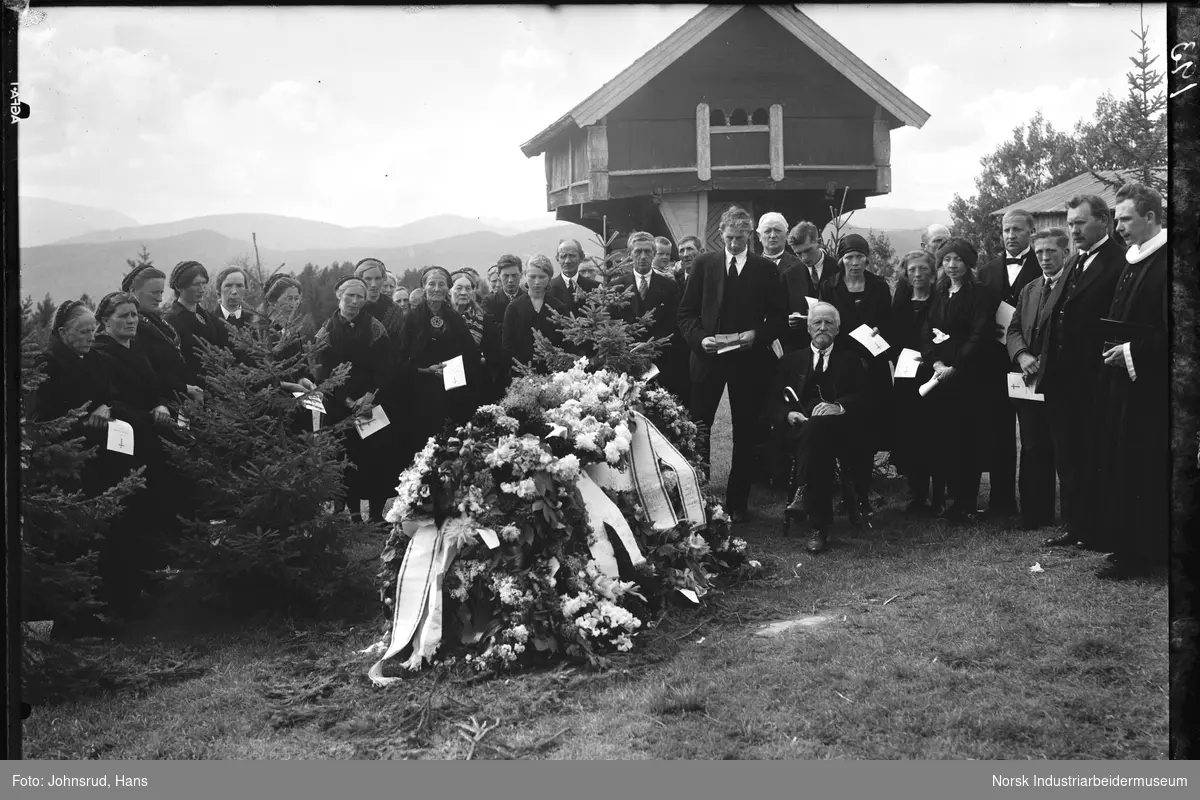Begravelse for Anne H. Tråer i Gransherad. Folk samlet rundt kisten i pentøy.