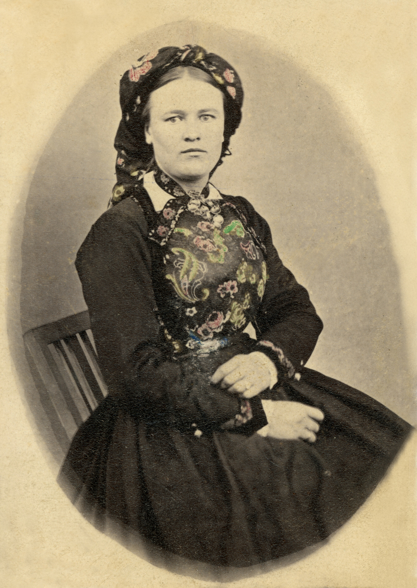 Ovalt portrettfoto av kvinne