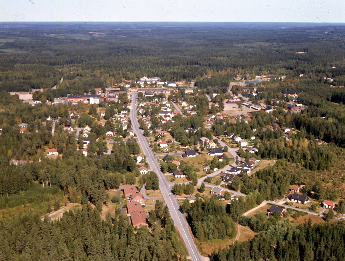 Färgfoto.
Skruv är en tätort i Lessebo kommun i Kronobergs län, belägen 10 km sydost om centralorten Lessebo.
I Skruv ligger Banco Bryggeri AB och Skrufs glasbruk.