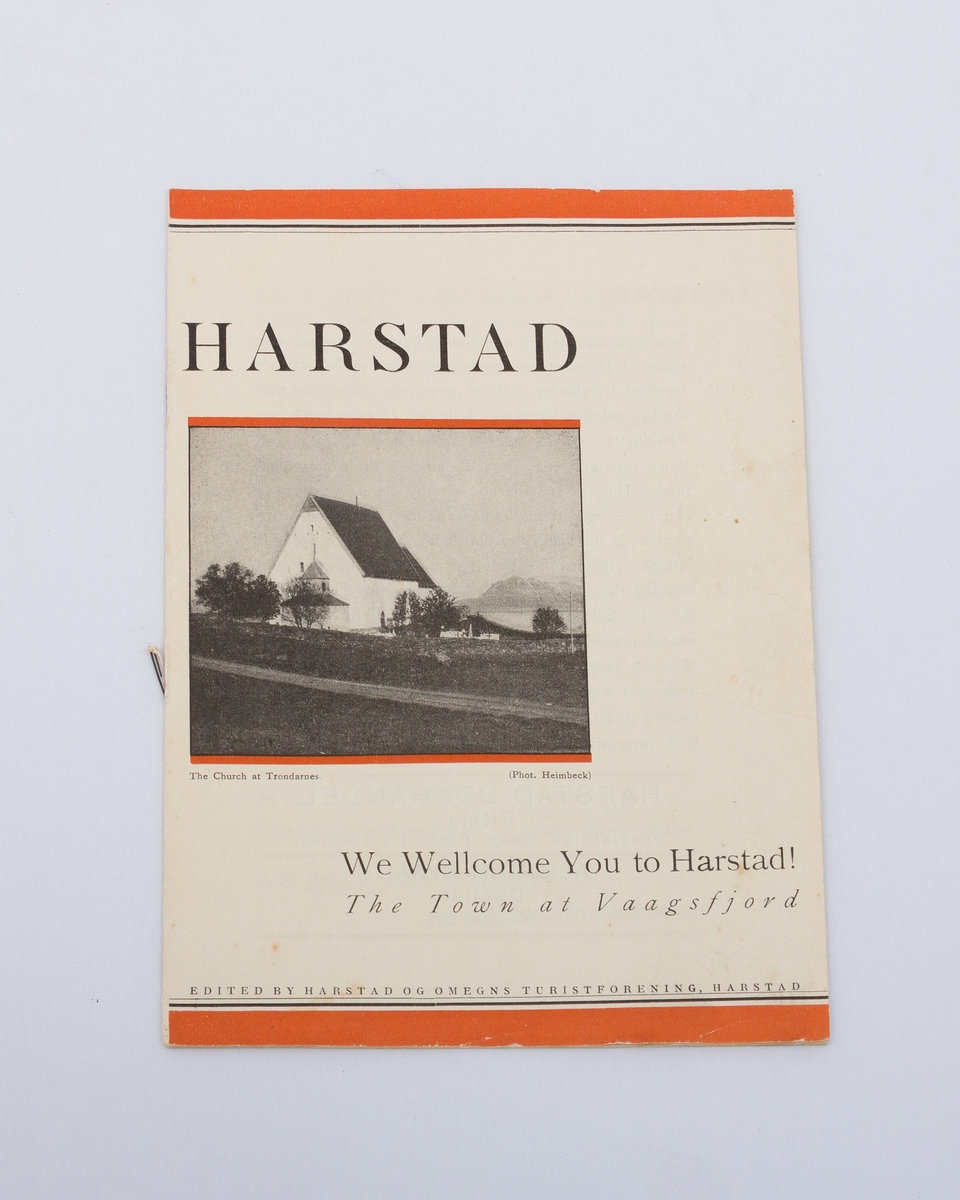 Turistbrosjyre om Harstad på engelsk med beskrivelser og sort-hvitt foto fra Harstad. Det er gitt en kort introduksjon til byens historie og geografi og byens viktigste næringsveier, kommunikasjonsruter og omland.