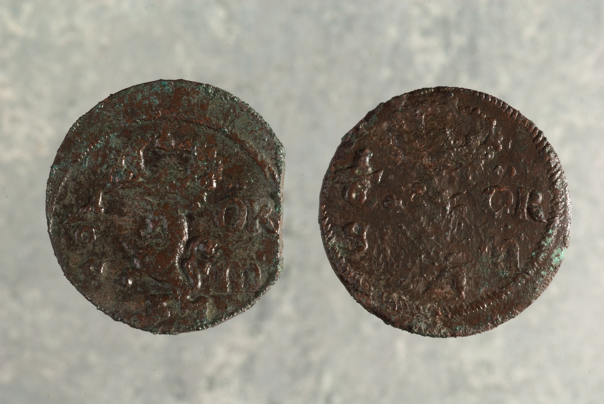 Mynt av kopparlegering. 1/6 öre SM. Karl XI (1660-1697). Präglat 1666 i Avesta. Myntet till höger på bilden.