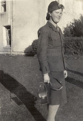 Svart-hvitt foto av en kvinne i uniform under 2. verdenskrig. Fotograf er Sissel Lie, gift Fosse og seinere Bratz. Arbark. Foto fra Arbeiderbevegelsens arkiv og bibliotek.