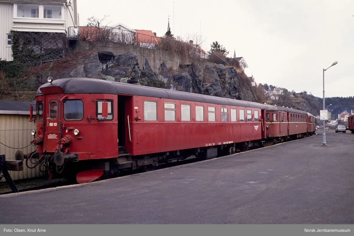 Dieselmotorvogn BM 86 10, styrevogn BFS86 L 92 og dieselmotorvogn BM 86 13 på Kragerø stasjon