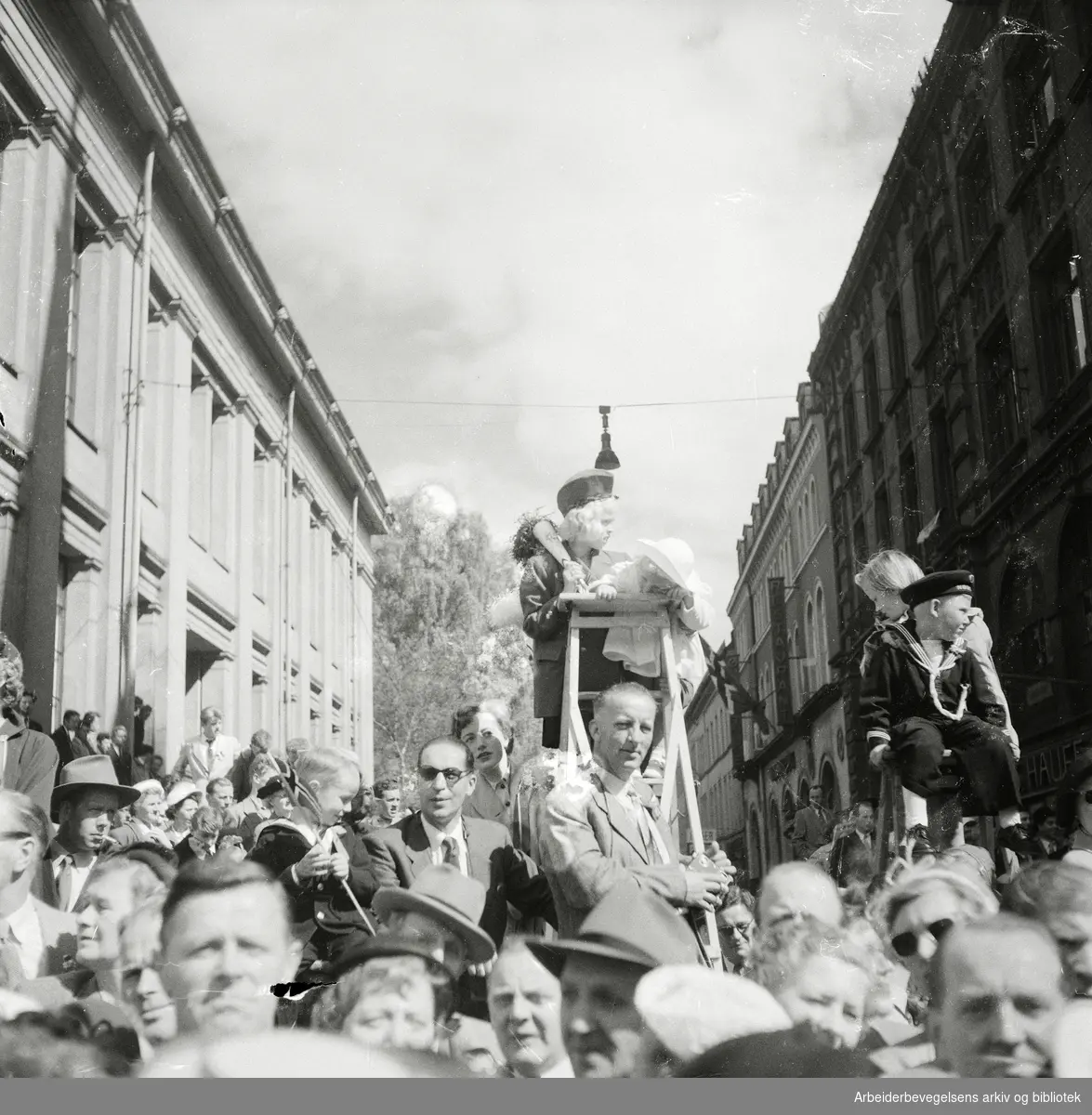 17. mai 1954. Tilskuere venter på barnetoget. Universitetsgata i Oslo.