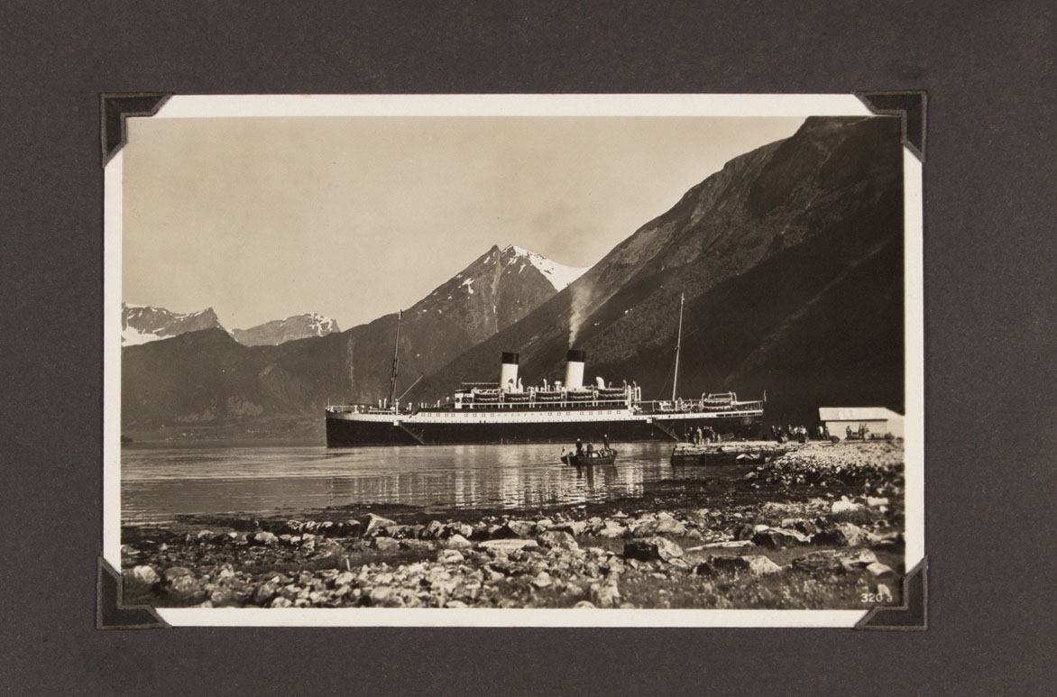 Albumside med et foto av MONTE SARMIENTO. Motivet er antagelig tatt i Hardangerfjorden.
