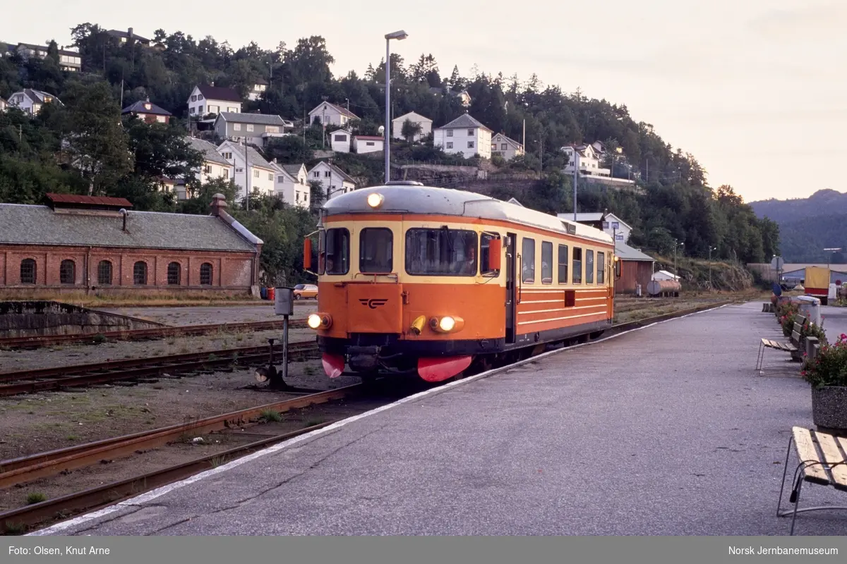 Dieselmotorvogn BM 89 med persontog til Sira på Flekkefjord stasjon