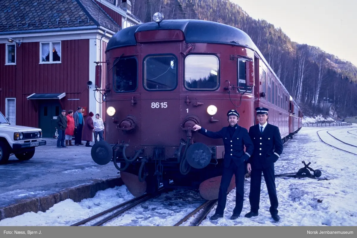 Lokomotivfører Knut Arne Olsen og overkonduktør Helge Gulli foran et av de siste ordinære persontogene på Numedalsbanen