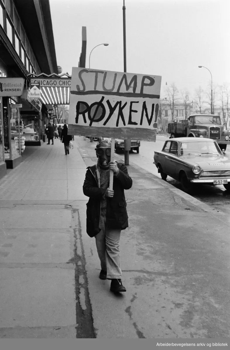 Stump røyken! Anti røyke-kampanje med elever fra Møllergata skole. Roald Amundsens gate, nå Olav Vs gate. April 1971