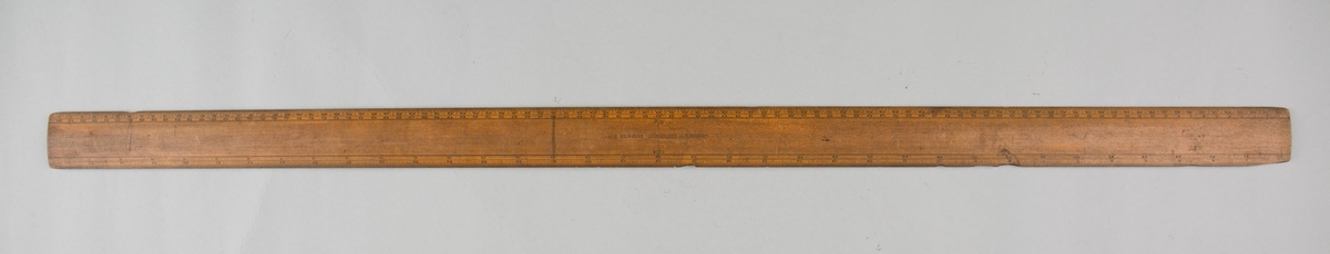 Omregningsstav i tre benyttet ved Bergens Mekaniske Værksted for tommer til 1/4, 1/8 og 3/8 dels tomme med skalaer for avlesning.