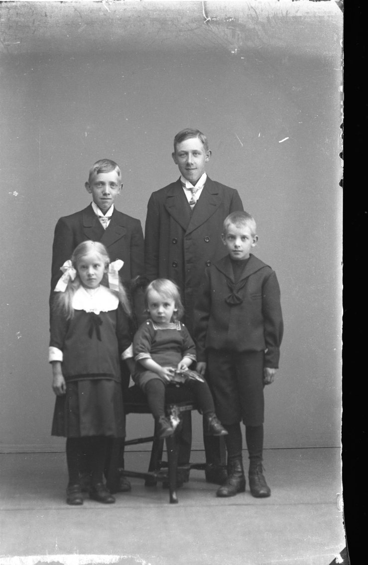 Gruppbild med fyra pojkar och en flicka i olika åldrar.