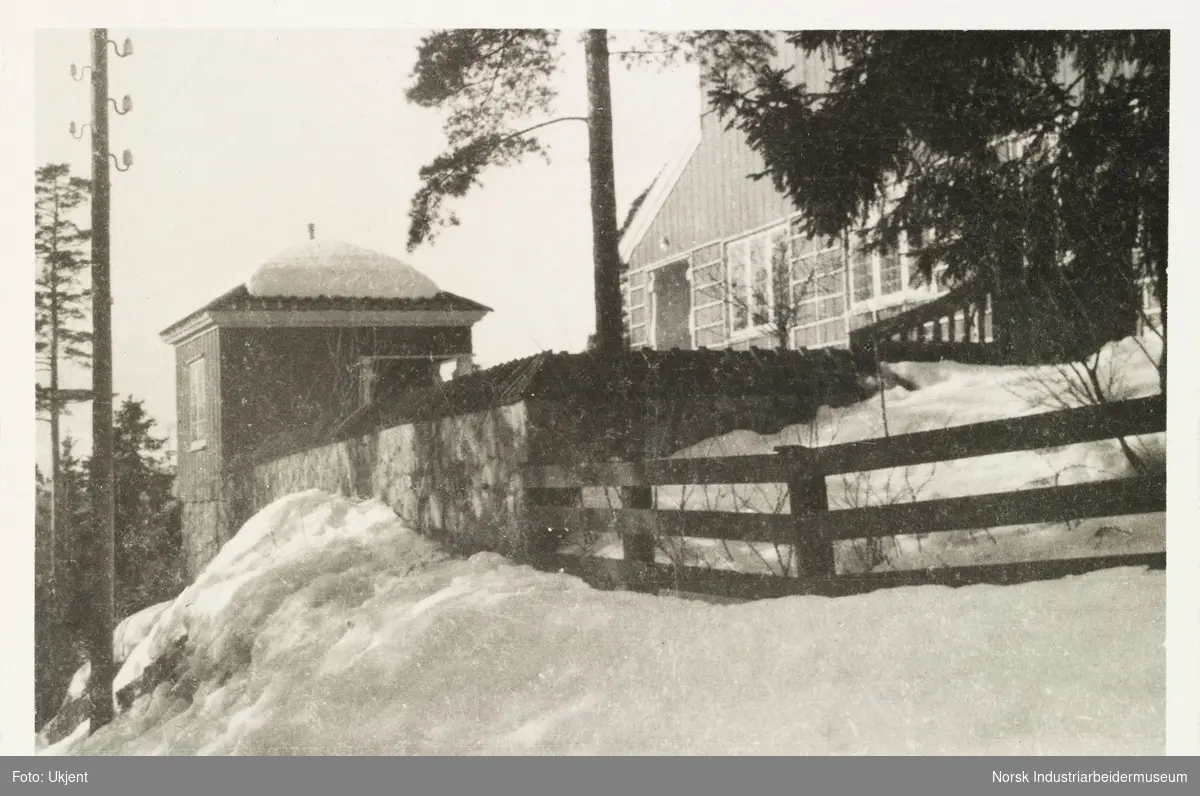 Huset på Gullia, Lysaker 1925. Snødekt og sees foran gjerde mot lysthuset