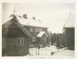 Snø og vinter foran bolighuset på Gullia, Lysaker 1926. I bi
