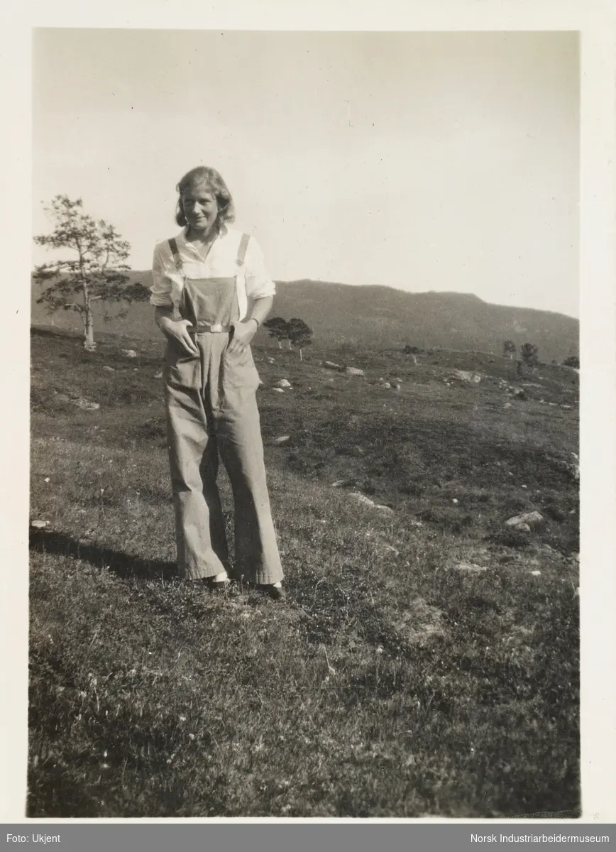 Sommeren 1931, Gullia og Fagerli. Astrid Aubert iført snekkerbukse i fjellandskap