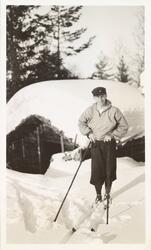 Solli, februar 1931. Mann med nikkers og anorakk på ski fora