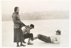 Fra Holtekilen, januar 1932. En mann ligger på isen mens en 
