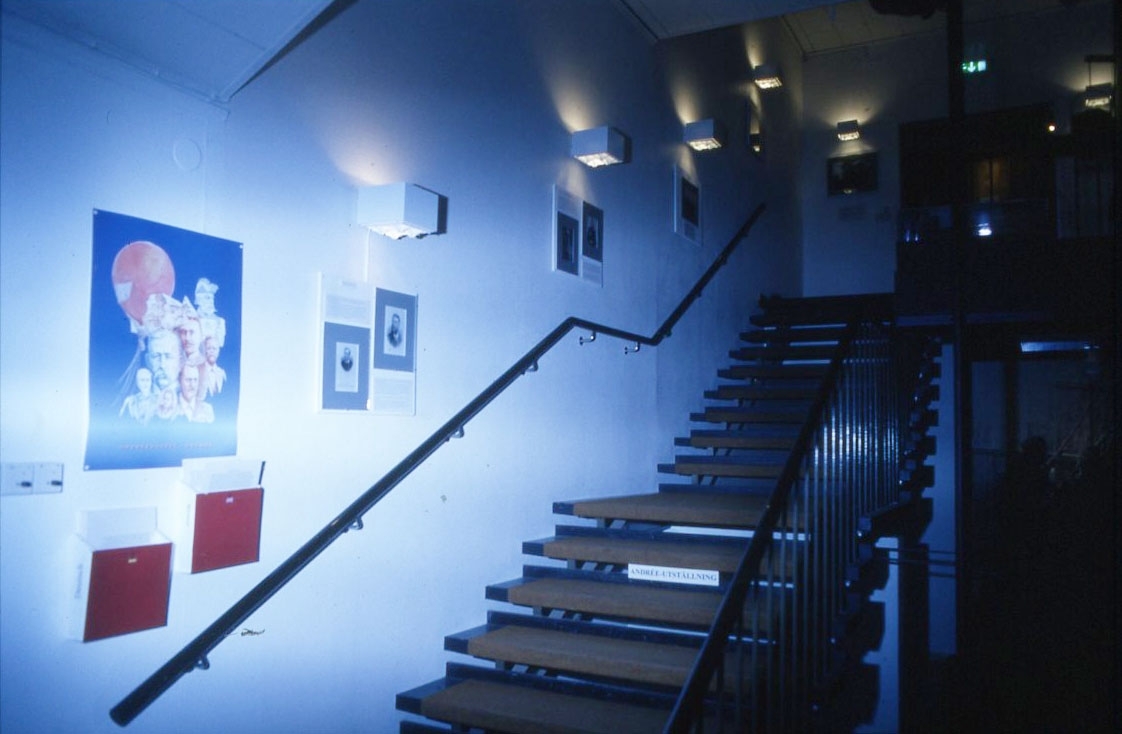 Interiör från Andréeutställning. Information på väggen utmed trappan till övre våning.