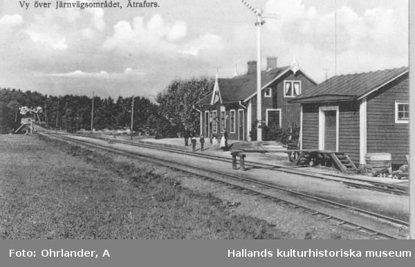 Vykort, "Vy över järnvägsområdet, Ätrafors." Järnvägslinjen Falkenberg-Limmared stod klar 1904, anlagd av Falkenbergs Järnväg. Men Ätrafors låg vid den första etappen till Fridhemsberg, som invigdes redan 1894. I Ätrafors fanns en pappersmassefabrik under järnvägens första tid och där hade man på 1910-talet stora planer på nya industrier. Vykortsförlag: K A Fransson
