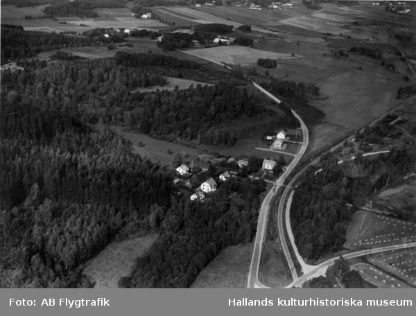 Flygbild över Ätrafors med Falkenbergs Järnväg, "Pyttebanan".