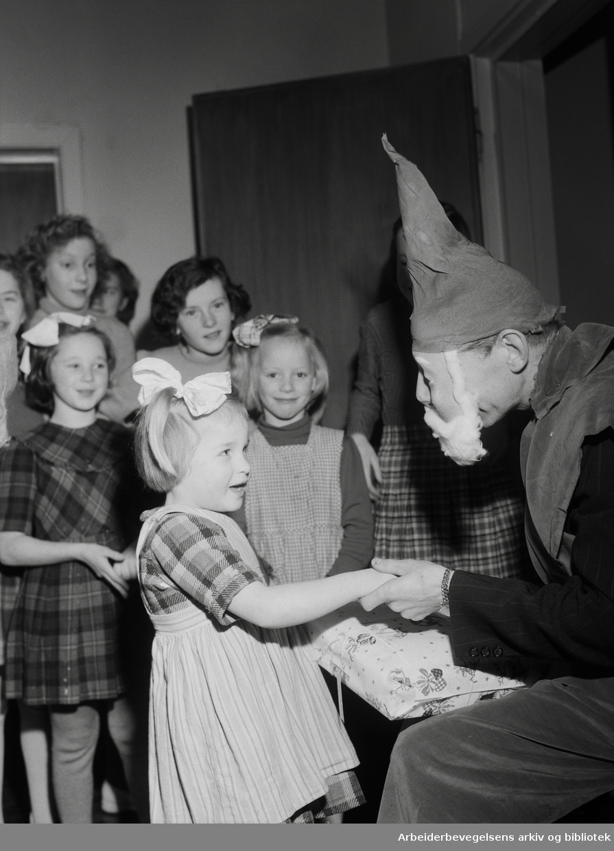 Jul på Østre Aker og Nordstrand Barnehjem. En montør fra Standard Telefon- og Kabelfabrikk var julenisse. 24. Desember 1954.