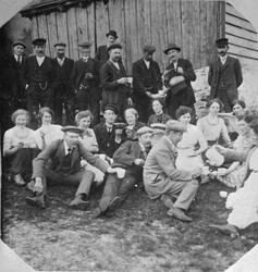 Jonsokkveld på garden Tveit i Ølen, ca. 1920. Sitjande framm