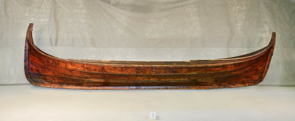 3-roms nordlandsbåt med råseil, også kalt seksring eller treroring.
Båten har fire tofter og tre årepar